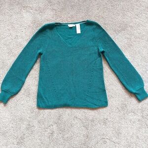 BNWT women's Reitmans v-neck sweater size M